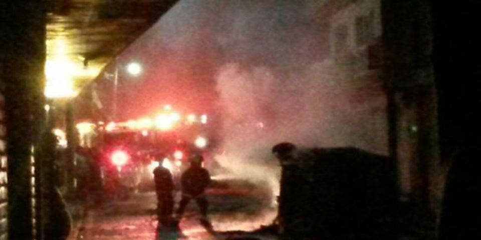 Pobladores prenden fuego a casa de alcalde en Puebla