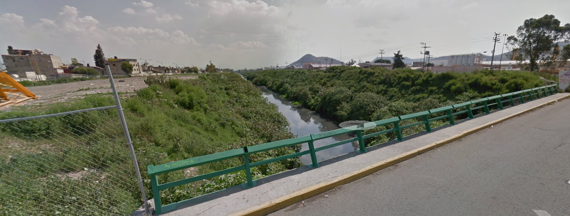 Encuentran un muerto en canal de Ecatepec