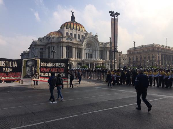 Antorchistas llegan al Hemiciclo a Juárez - granaderos-antorchistas-bellas-artes