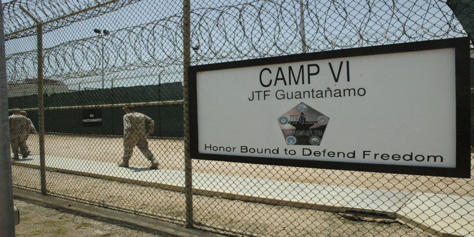 EE.UU. traslada 15 presos de Guantánamo a Emiratos Árabes Unidos