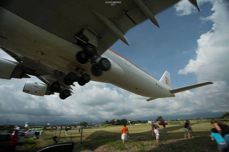 Video: avión pasa muy cerca de coches por aterrizaje