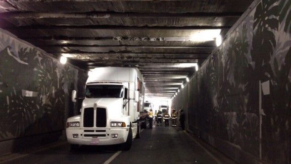 Tráiler se atora en bajopuente de Tlalpan