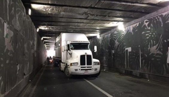 Tráiler se atora en bajopuente de Tlalpan - jtunhfgv