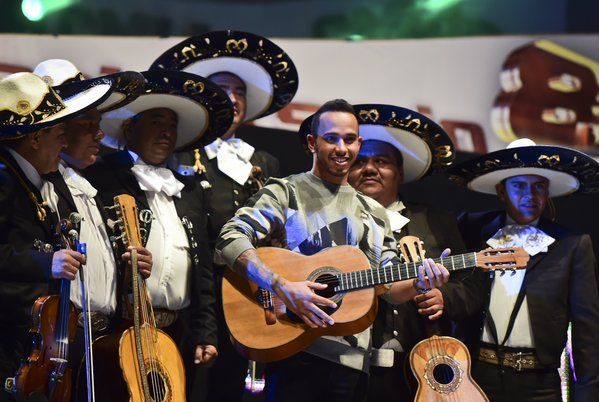 Lewis Hamilton sube al ring y enfrenta a 'Místico' - lewis-hamilton-mariachi