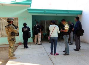 PGR realiza cateos en tres estados en busca de “El Chapo” - m2-1-300x219