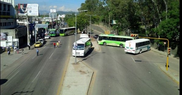 Bloquea Sección 22 carretera de Oaxaca