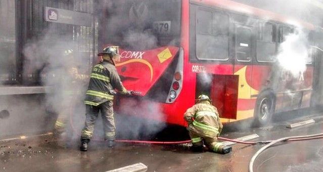 Se incendia Metrobús de la Línea 2