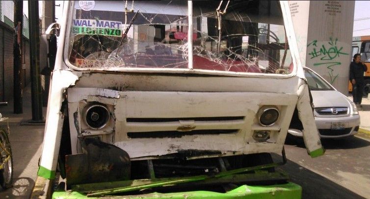 Doce lesionados por choque de microbuses