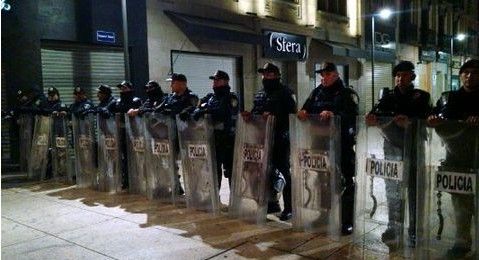 Cierran Zócalo por protesta de taxistas
