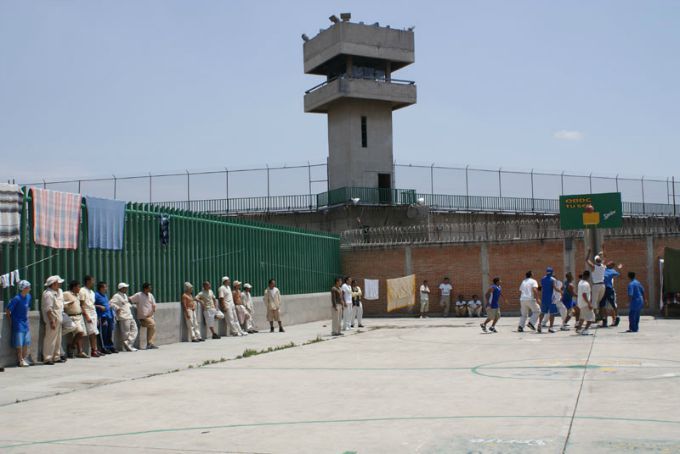 Destituyen a director de penal de Neza por agresión a reclusos