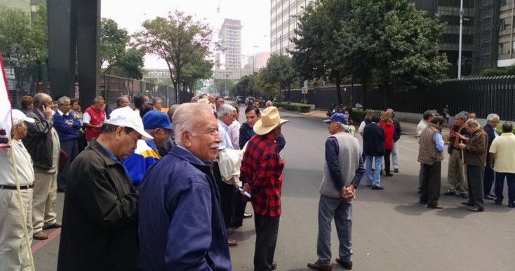 Jubilados de Pemex afectan circulación vial en Marina Nacional