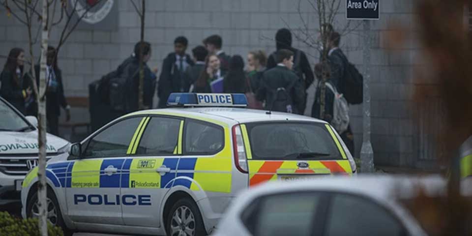 Joven muere apuñalado en escuela de Escocia