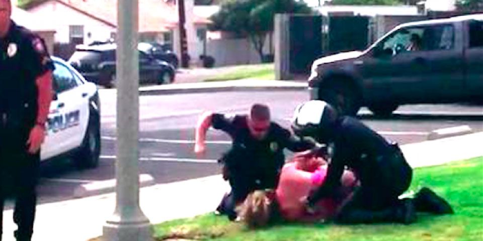 Video: policías someten y golpean a mujer Video: policías someten y golpean a mujer