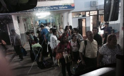 Abarrotan terminal de autobuses de Puerto Vallarta por Huracán Patricia