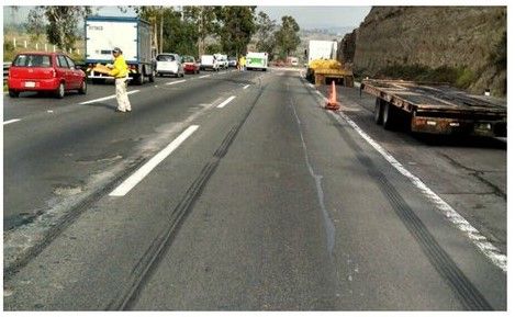 Autopista México-Querétaro cerrada por deslave