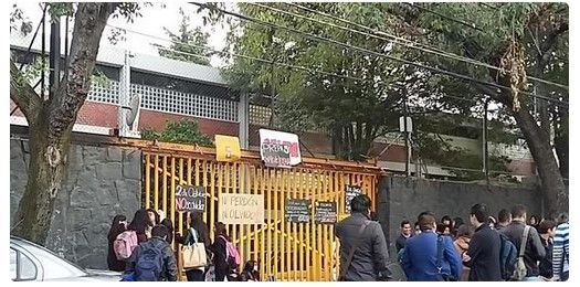 Alumnos toman preparatoria 5 de la UNAM