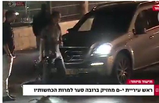 Alcalde de Jerusalén patrulla armado y con guardaespaldas