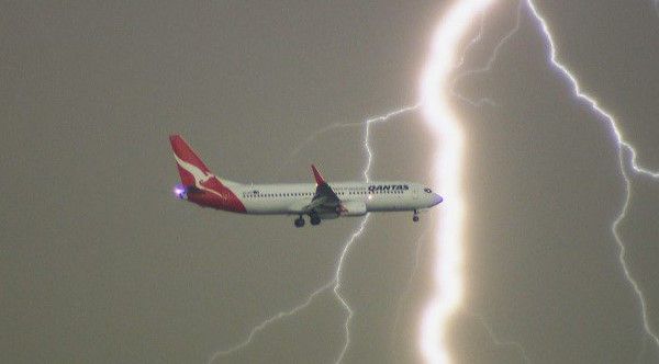 Video: rayo cae cerca de avión en Australia