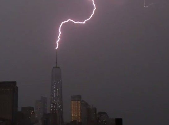 Video: rayo cae en WTC de Nueva York