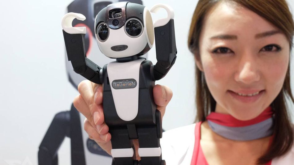 Sharp lanza smartphone-robot