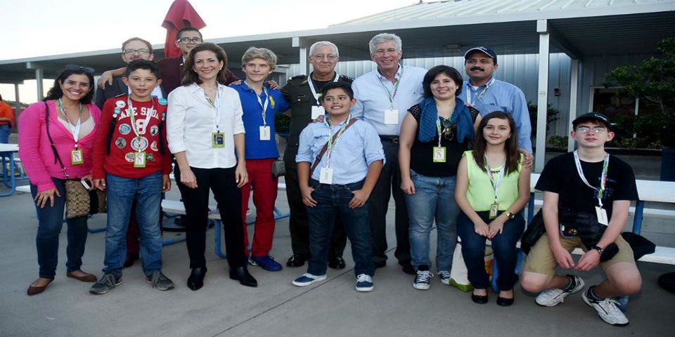 Gerardo Ruiz Esparza se reúne con niños ganadores de concurso de robótica