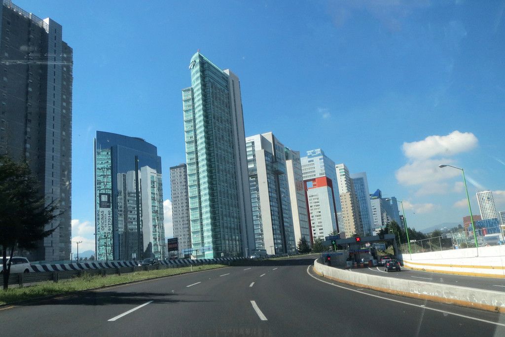 Las colonias con mejores salarios en la Ciudad de México - santa-fe-1024x683