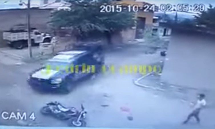 Video: Policias chocan al intentar atrapar a unos ladrones