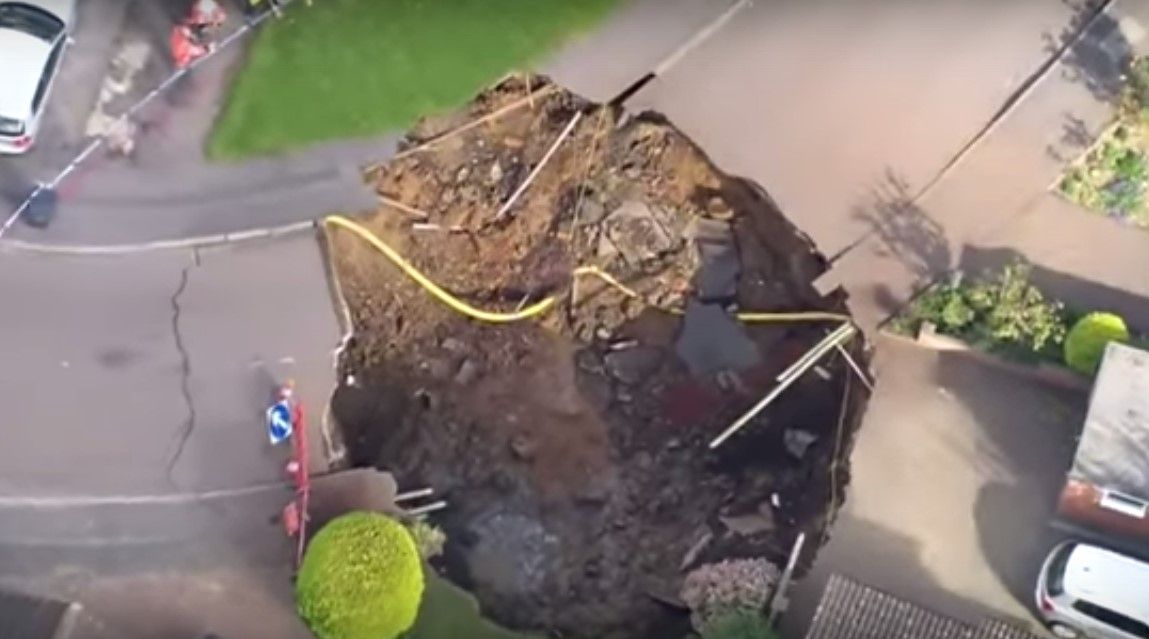 Video: aparece socavón de 10 metros de profundidad en barrio inglés