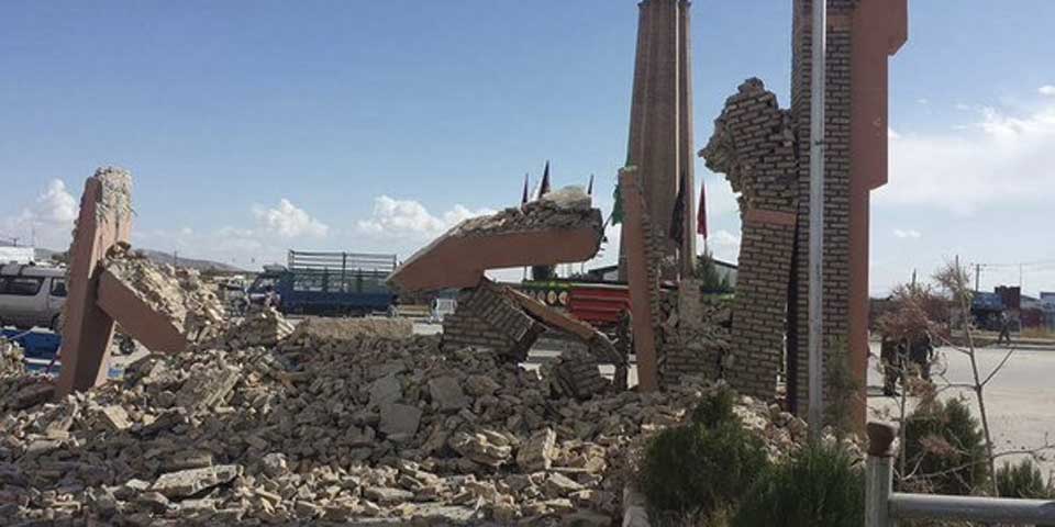 Sube a 385 cifra de muertos por sismo en Afganistán