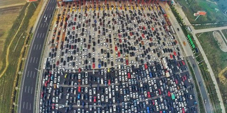 Video: viven insufrible tráfico por fin de vacaciones en China