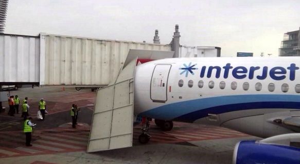 Avión impacta contra módulo en el AICM