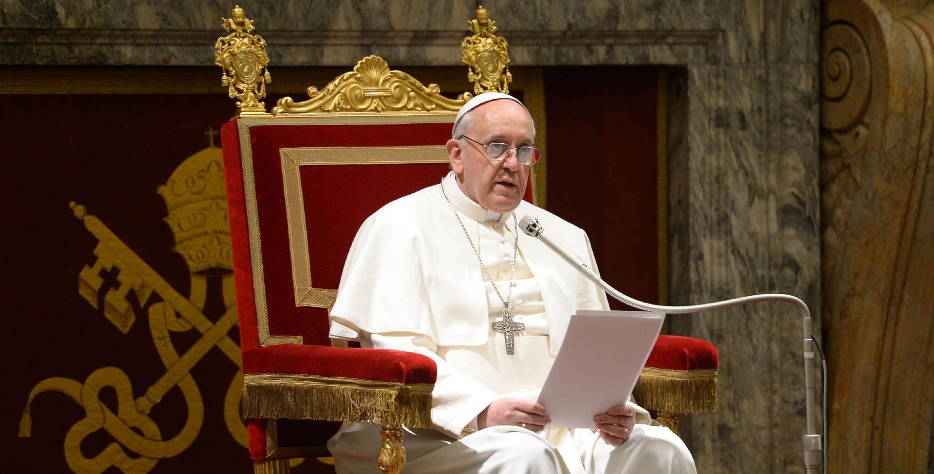 Advierte papa de clérigos con “doble vida” y apegados al dinero