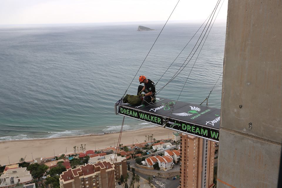 Imágenes: saltadores se lanzan desde el hotel más alto de Europa - 11036835_547912808704899_3382670770130527603_n