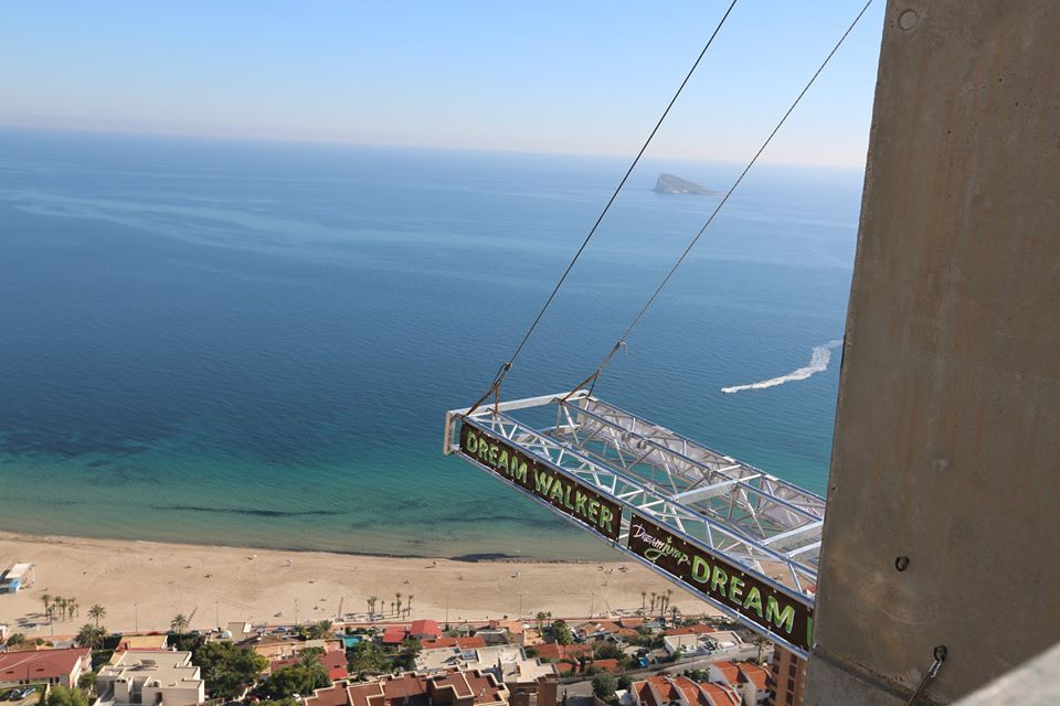 Imágenes: saltadores se lanzan desde el hotel más alto de Europa - 11201861_547912495371597_1011619579061896339_n