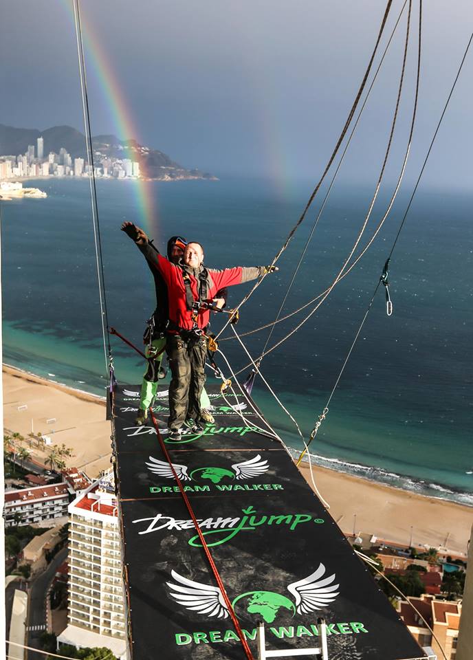 Imágenes: saltadores se lanzan desde el hotel más alto de Europa - 11217812_547912685371578_4639611145462450535_n