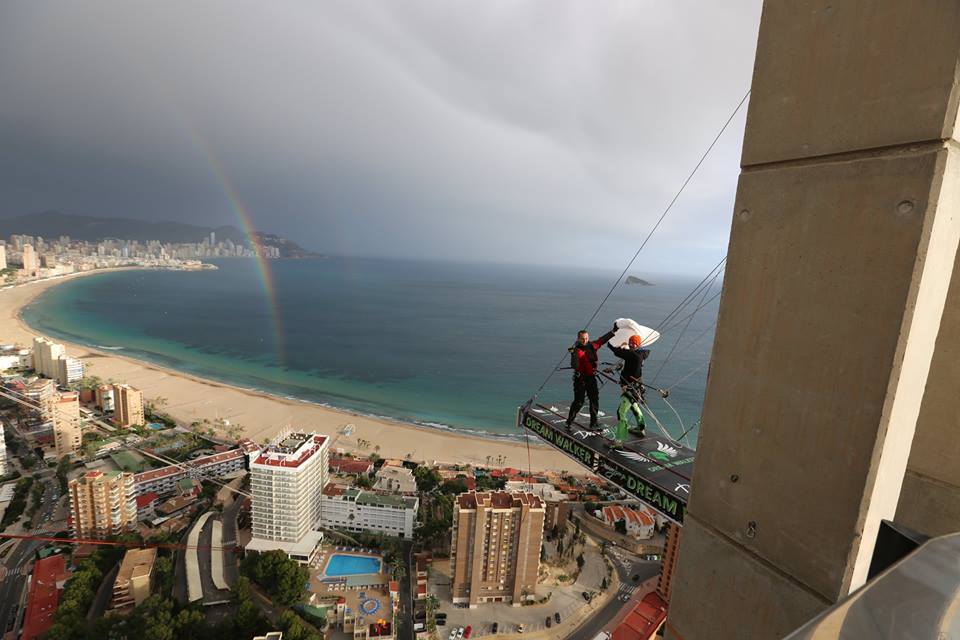 Imágenes: saltadores se lanzan desde el hotel más alto de Europa - 11220809_547912692038244_5815293704423803530_n