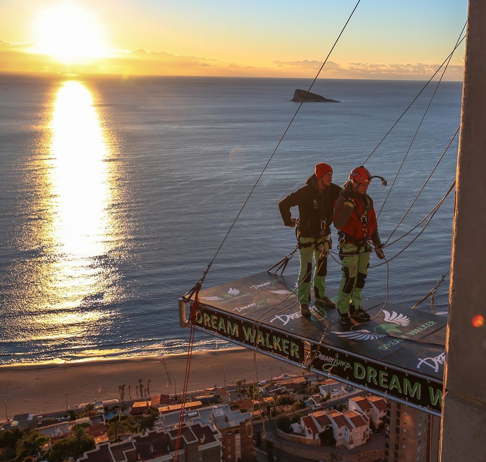 Imágenes: saltadores se lanzan desde el hotel más alto de Europa - 11988286_548770148619165_4192804710647933476_n