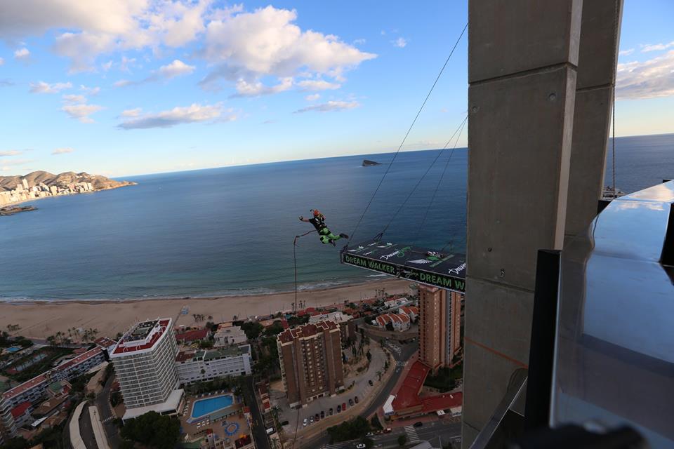 Imágenes: saltadores se lanzan desde el hotel más alto de Europa - 12108013_547998632029650_1552734835694791599_n