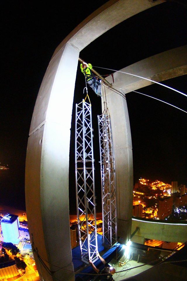 Imágenes: saltadores se lanzan desde el hotel más alto de Europa - 12237958_546359352193578_7851905786861325698_o