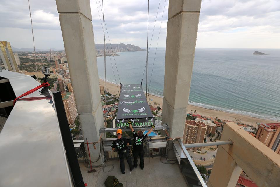 Imágenes: saltadores se lanzan desde el hotel más alto de Europa - 12243029_547912988704881_3703806905271823534_n