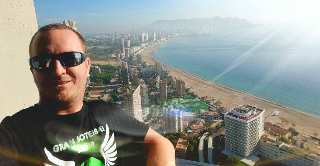 Imágenes: saltadores se lanzan desde el hotel más alto de Europa - 12273545_545833035579543_8558888366297996107_o-1024x532