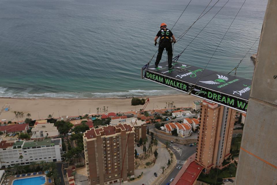 Imágenes: saltadores se lanzan desde el hotel más alto de Europa - 12299388_547913032038210_6626978825228508060_n