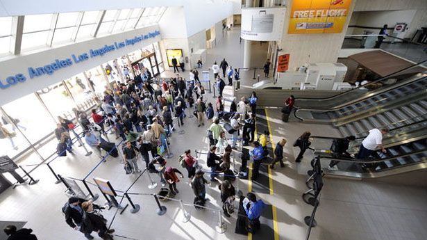 Empleados del aeropuerto de Los Ángeles inician huelga de hambre