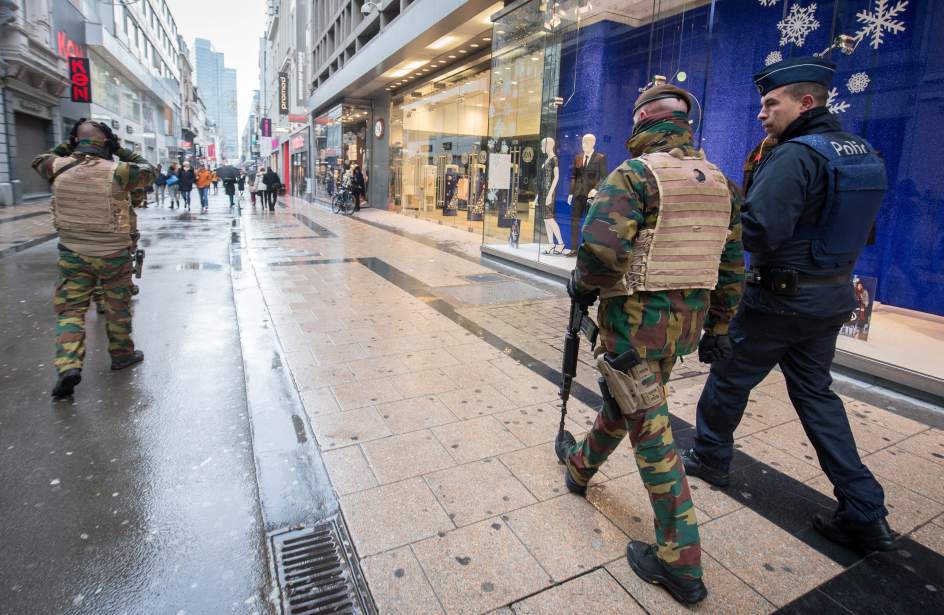 Cierran Metro de Bruselas ante alerta terrorista - 249482-944-615