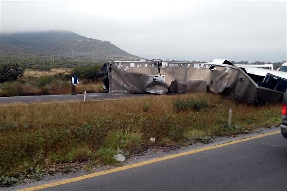 Vuelca autobús en autopista México-Querétaro - 2501078