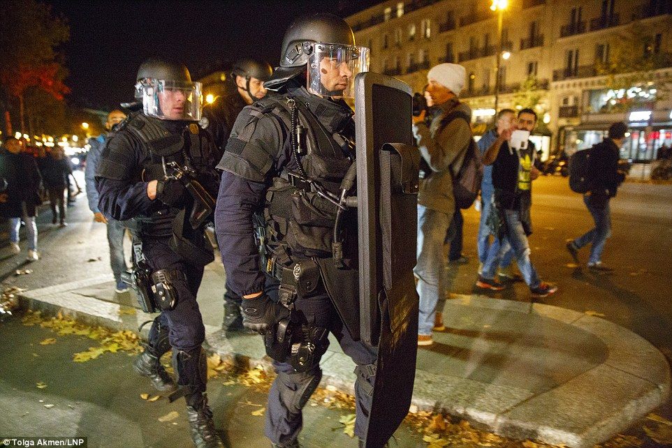 Policía francesa hace 23 detenciones y más de 160 registros - 2E79D99A00000578-3319981-French_anti_terror_police_are_believed_to_be_carrying_out_a_seri-a-28_14476576358901