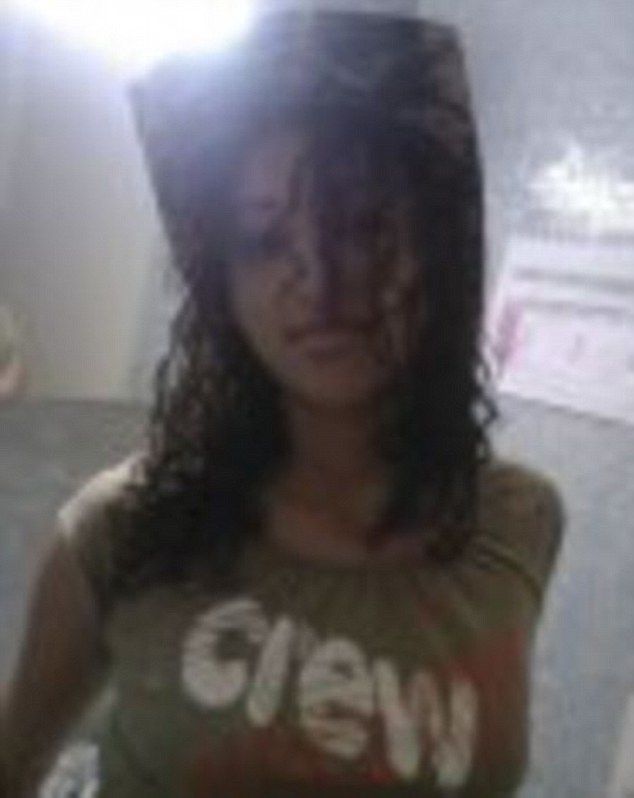 Nuevo video de explosión en redada en París - 2E9DCAE400000578-3326120-Europe_s_first_female_suicide_bomber_Friends_described_Hasna_Ait-a-1_1448015428705