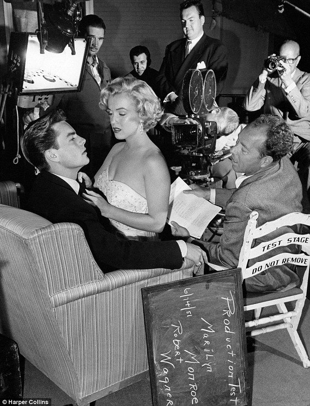 Las fotografías de Marilyn Monroe que no habías visto - 2EC4B86D00000578-3332236-Robert_Wagner_with_a_seductive_Marilyn_Monroe_on_his_lap_during_-m-17_1448390550233