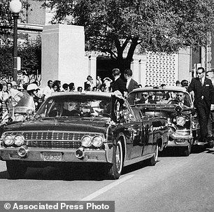 Subastan placas de auto en que viajaba JFK al ser asesinado - 59OfMufwHA96c16abf7442103b71-3307450-FILE_In_this_Nov_22_1963_file_photo_seen_through_the_foreground_-m-37_1446846132523