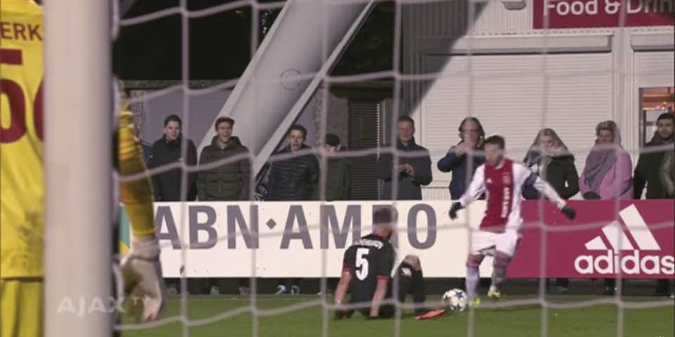 Video: jugador del Ajax burla a su rival y lo deja en el suelo